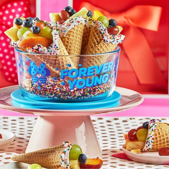 Pyrex 4cup Food Storage Minnie Mouse Forever Young - Picture 2 of 4